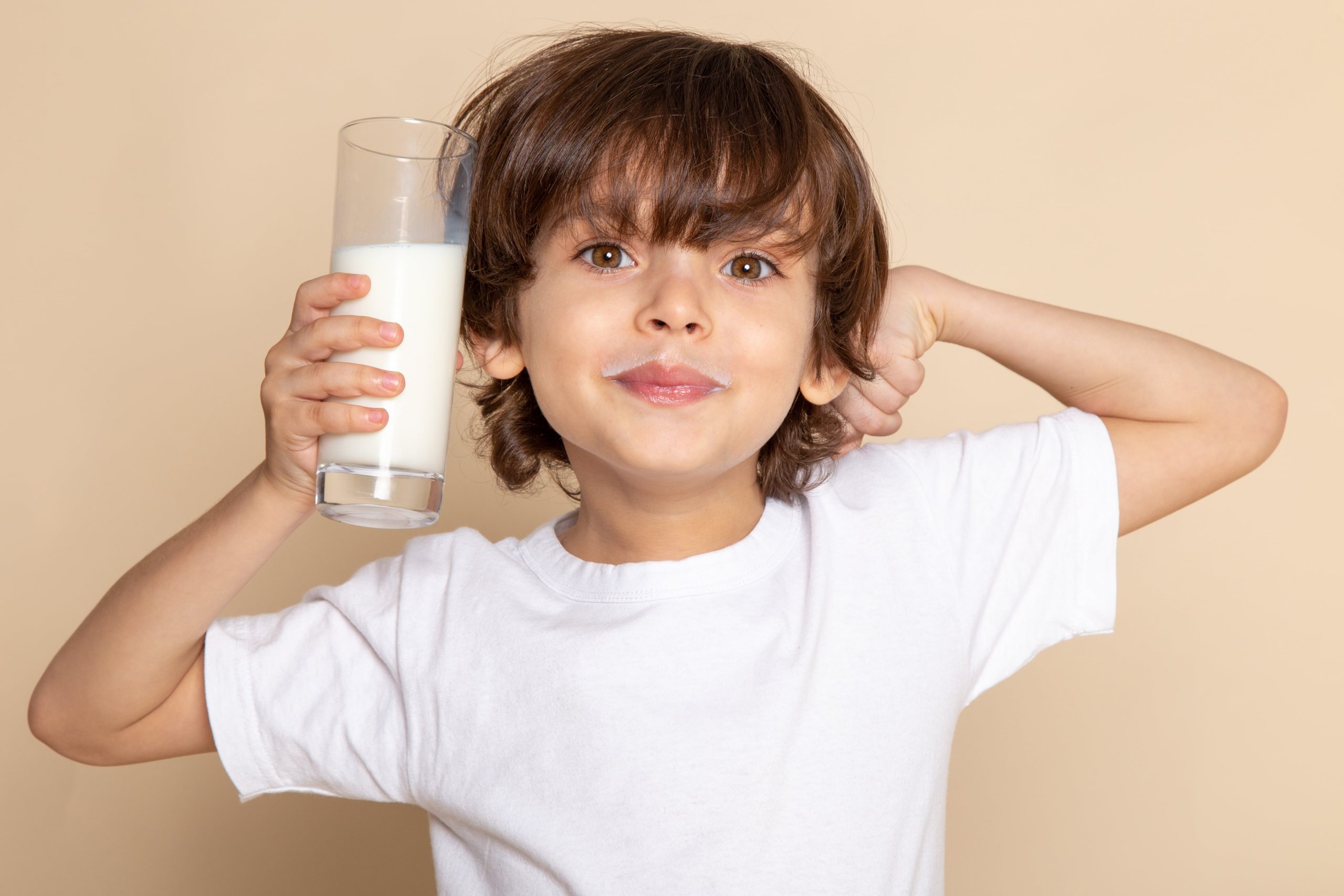 ۱۵موردی که باید درباره شیر بدانید؛ باورهای اشتباه و فواید شیر