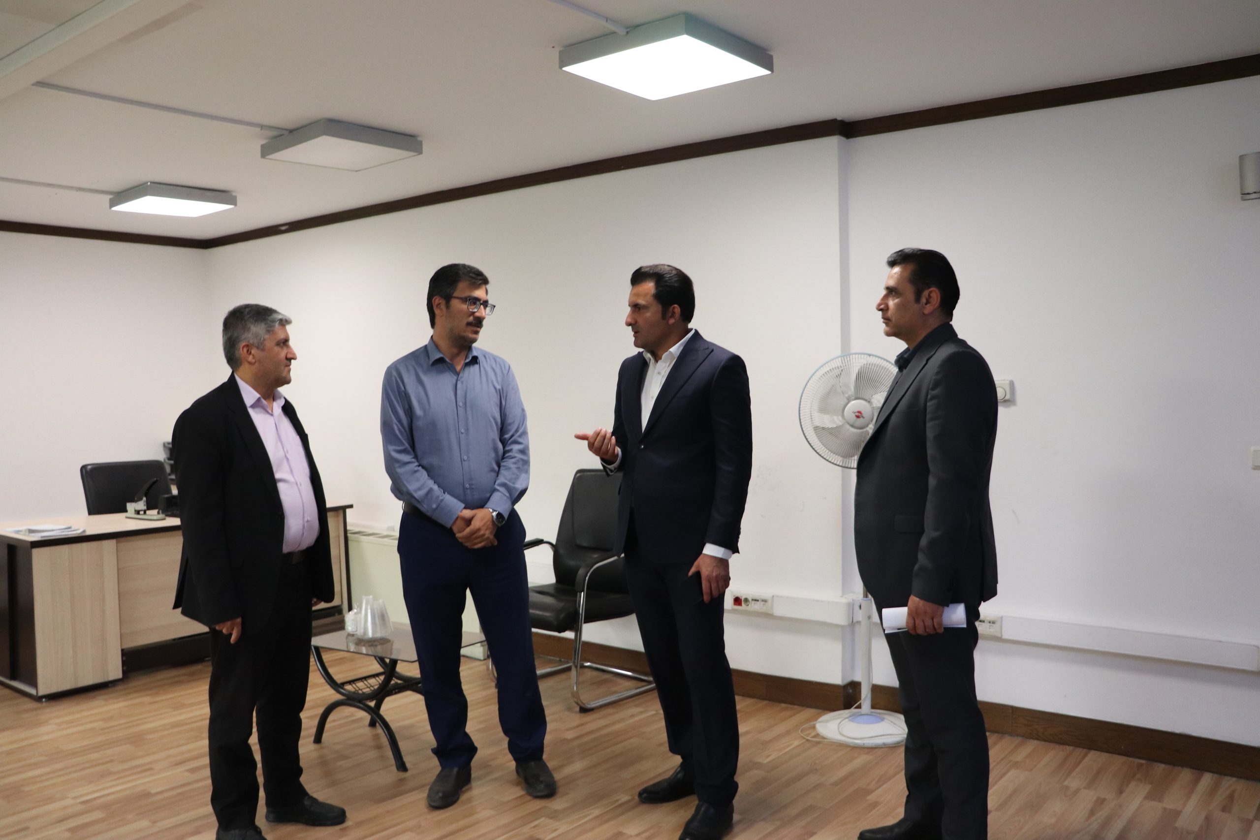 بازدید دکتر زحمتکش مدیر عامل و نائب رئیس شرکت سرمایه گذاری کشاورزی کوثر از دفتر مرکزی شرکت کشت و صنعت شریف آباد